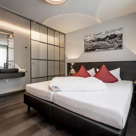 The Black By Regina Sölden