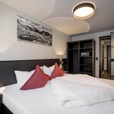 The Black By Regina Sölden